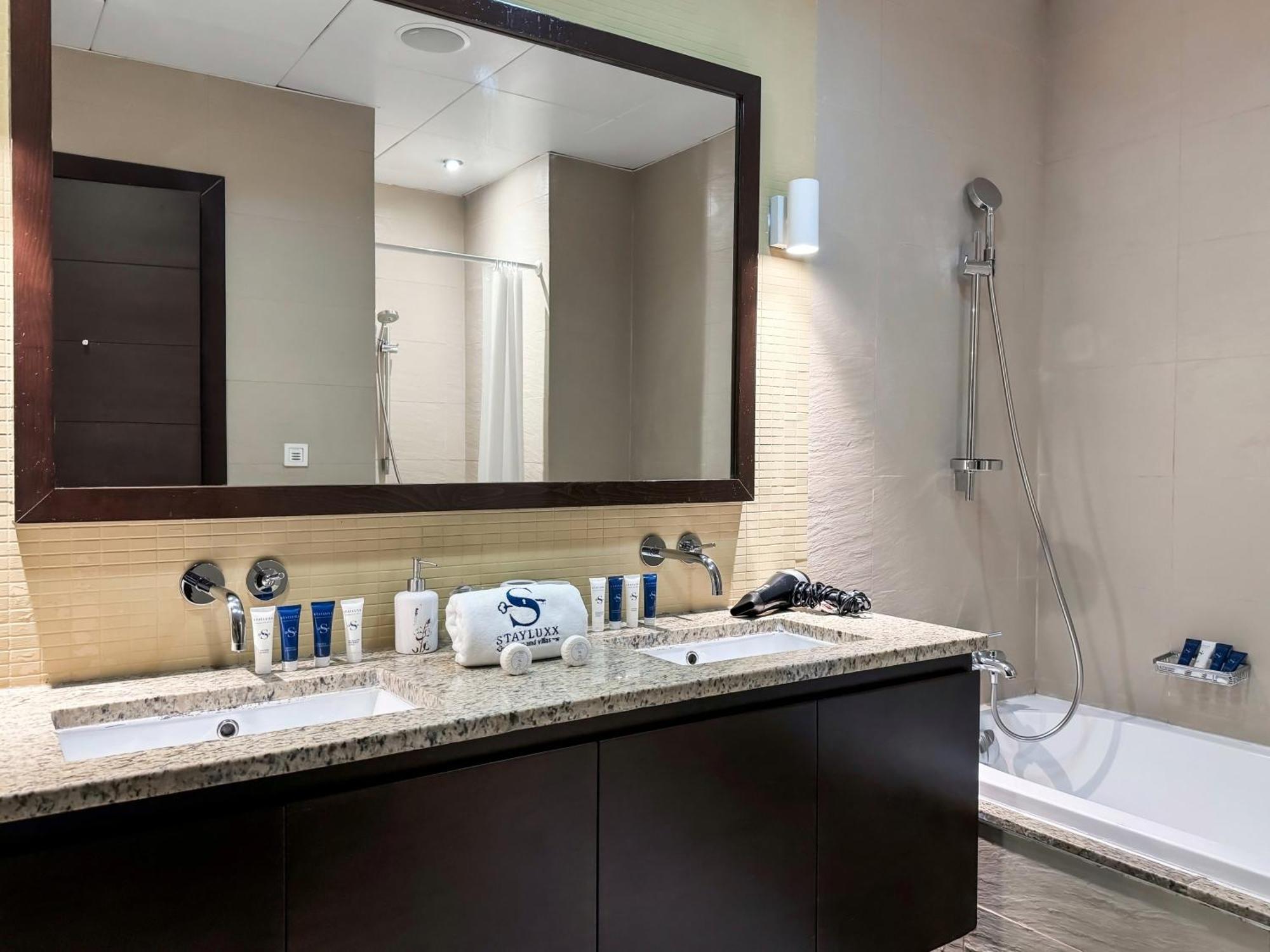 Modern Beachfront 1br - Tiara Апартаменти Дубай